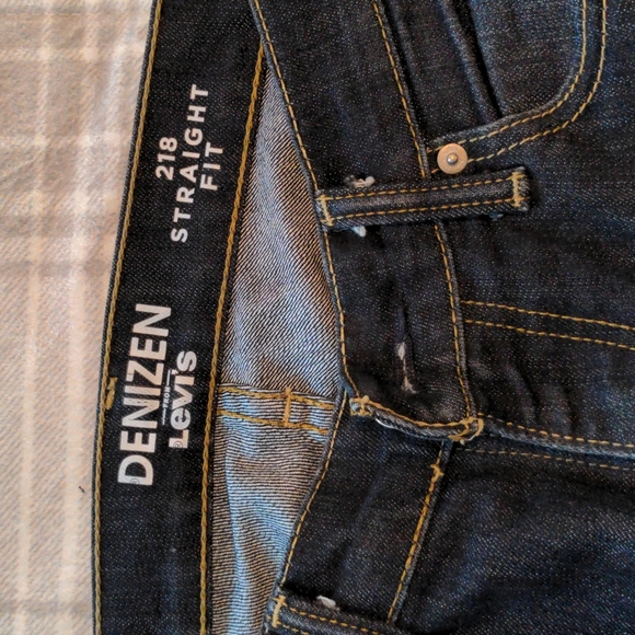Levi's Jeans - Picture 2 of 4